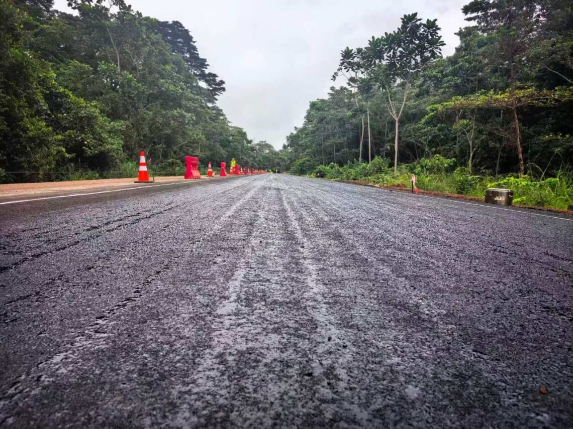 Bitumage de la route Ovan–Makokou : un chantier qui prend de plus en plus forme sous l’impulsion du président Oligui Nguema