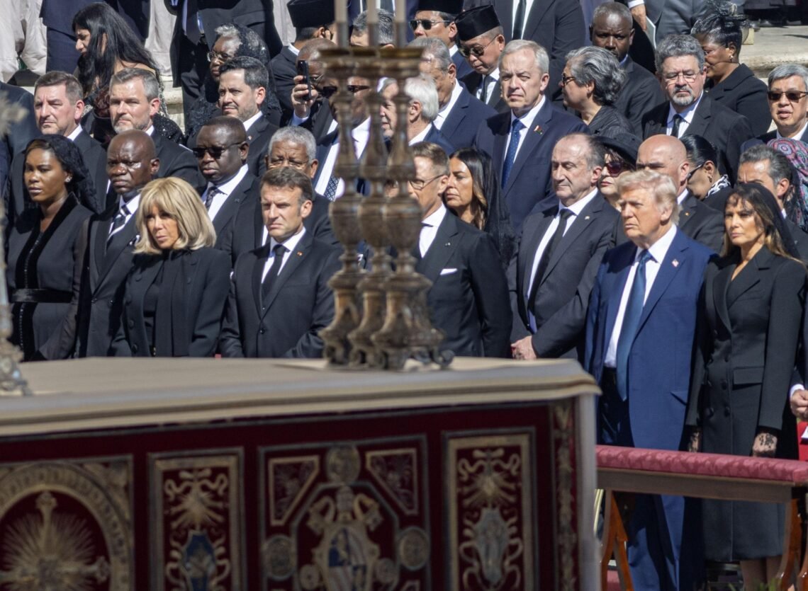 Brice Clotaire Oligui Nguema : une présence remarquée aux côtés de Macron et Trump lors des obsèques du pape François à Rome