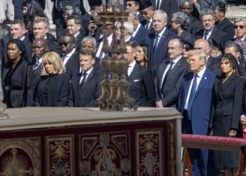 Brice Clotaire Oligui Nguema : une présence remarquée aux côtés de Macron et Trump lors des obsèques du pape François à Rome