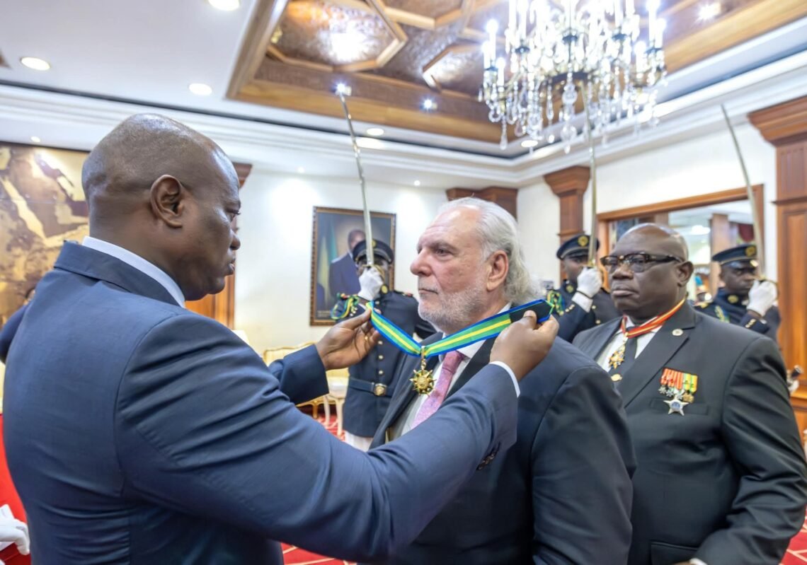 Au Gabon, le Chef de l&rsquo;État honore l’ambassadeur d’Espagne en fin de mission