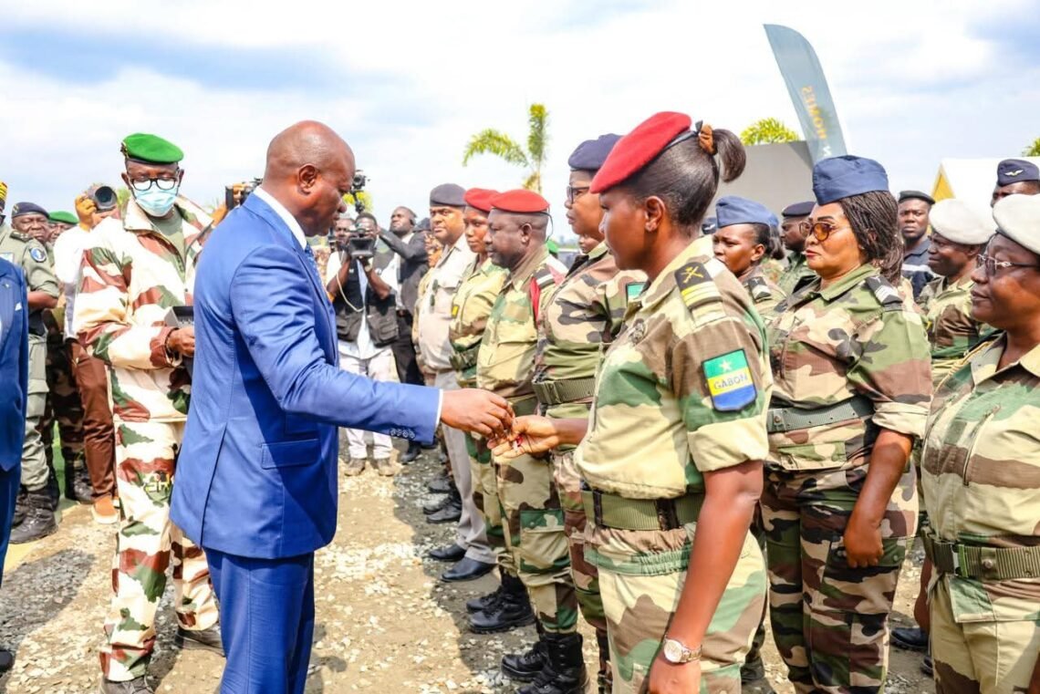 Bikélé Mvett : le Chef de l’État remet des logements aux Forces de Défense et de Sécurité