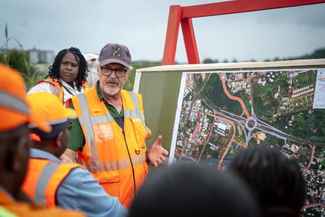 Camp de Gaulle : le ministre Edgard Moukoumbi salue l’avancement des travaux du futur fly-over