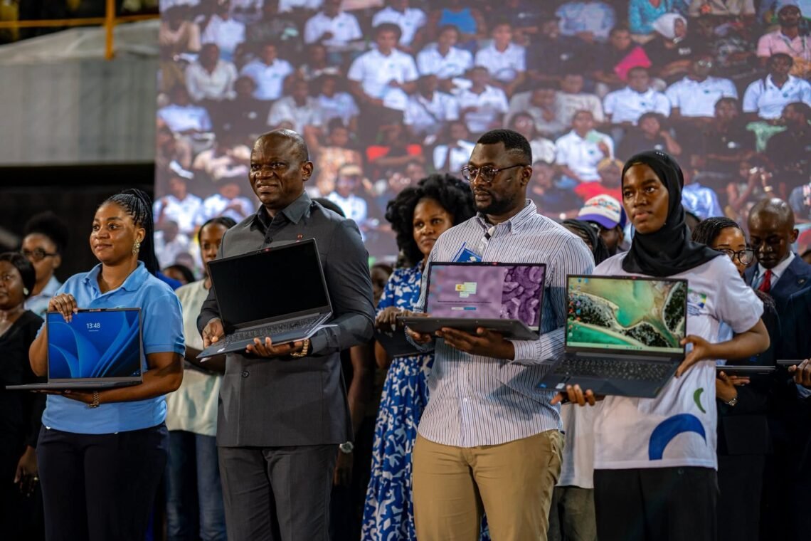 ENSEIGNEMENT SUPÉRIEUR : Brice Clotaire Oligui Nguema lance le programme « 1 étudiant 1 ordinateur »
