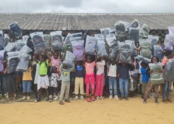 L’Honorable Ndjounga remet les kits scolaires offerts par le couple présidentiel aux élèves de Bayi-Brikolo (Aboumi)
