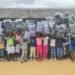 L’Honorable Ndjounga remet les kits scolaires offerts par le couple présidentiel aux élèves de Bayi-Brikolo (Aboumi)