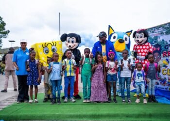 Port-Gentil : près de 1 500 enfants bénéficient de kits scolaires remis par le Président de la République